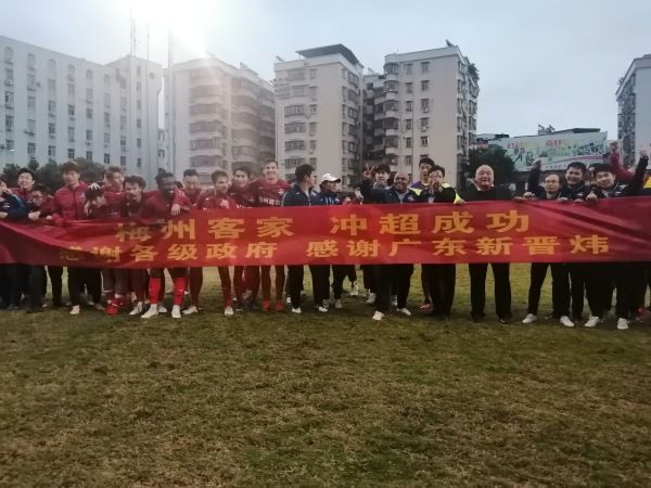 阿森纳4-0领先朗斯第45+1分钟，富安健洋传中，中路厄德高跟进凌空斩破门！